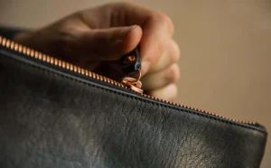 9 نکته مهم که هنگام خرید کیف چرم باید به آن‌ها توجه کنید